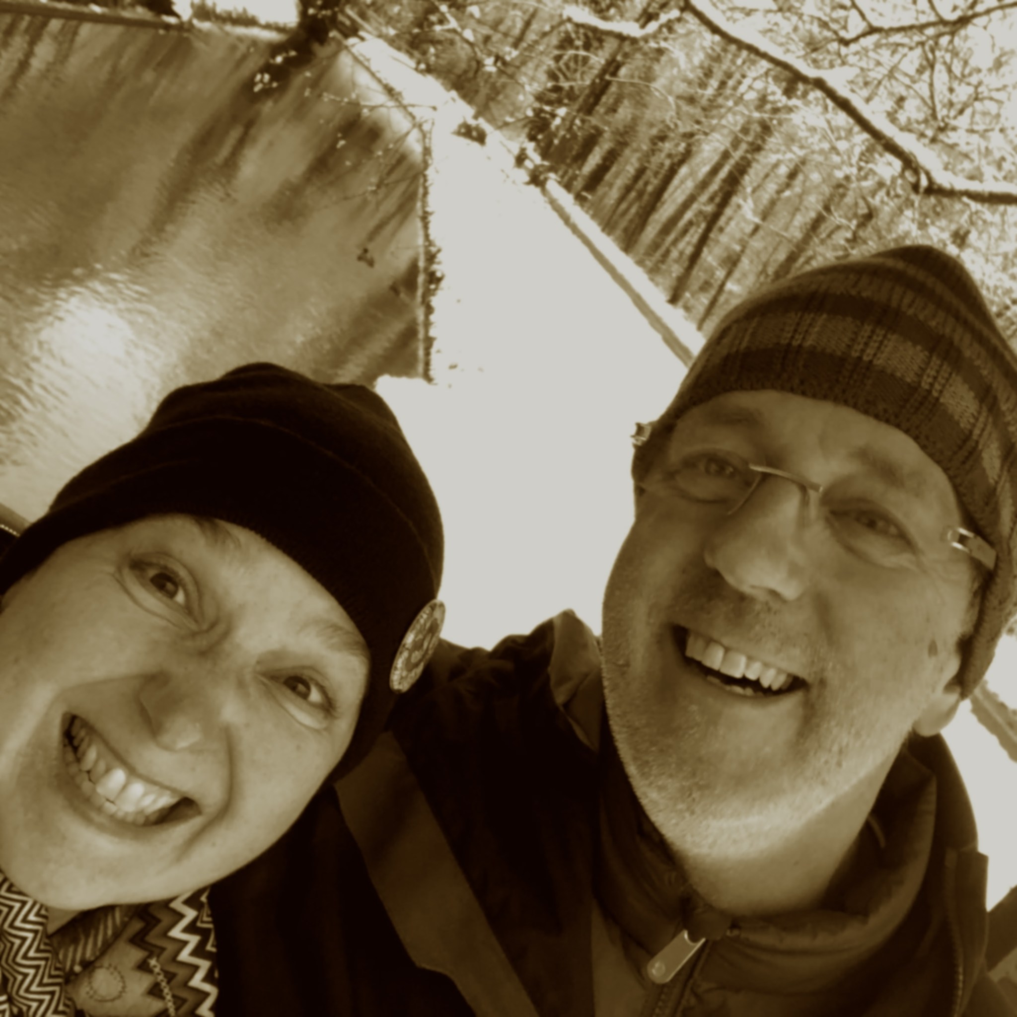 Jürgen Lange und seine Partnerin als Selfie im Winter mit Mützen und Lachen vor verschneitem Wald
