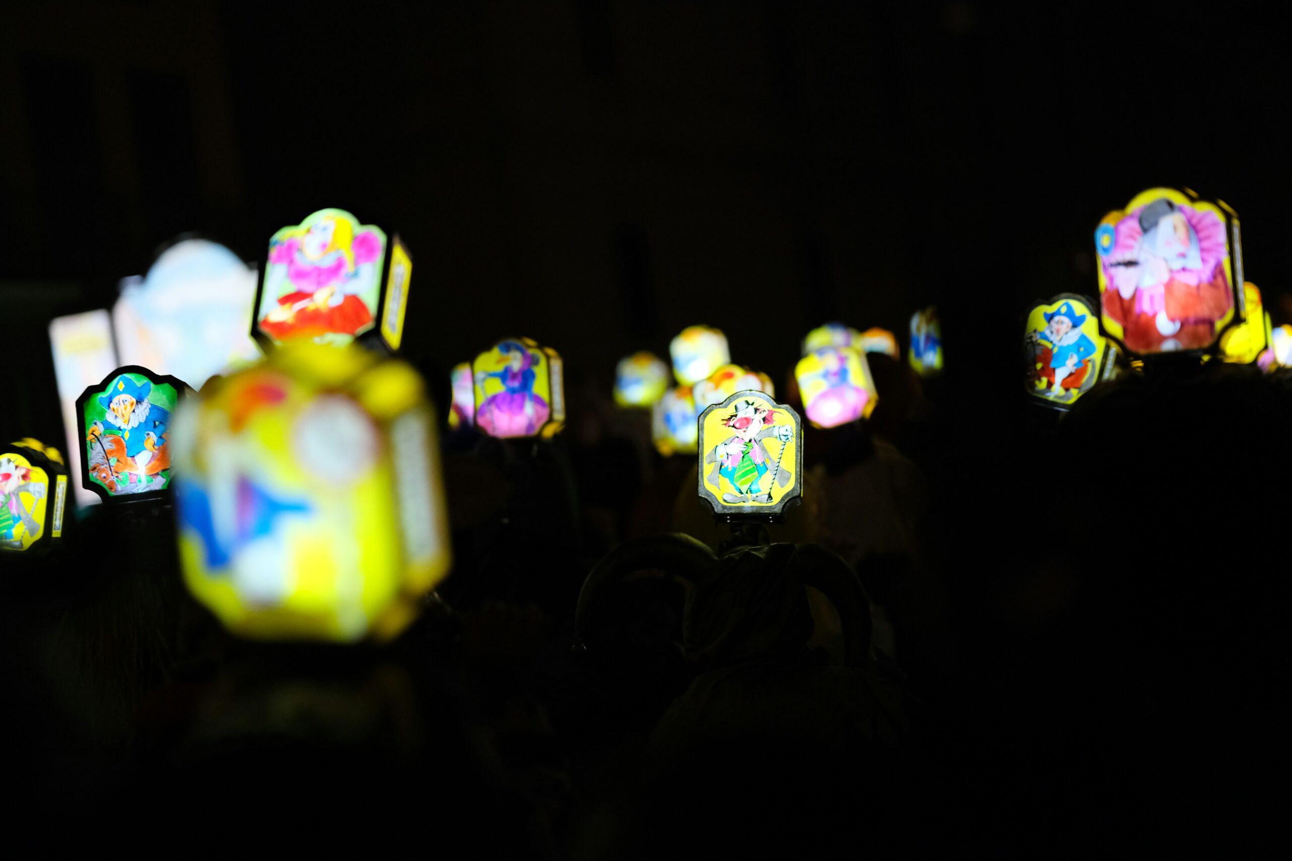 Farbenfrohe leuchtende Laternen in der Dunkelheit bei einem Volksfest